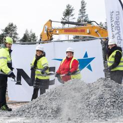 Från vänster - Peder Dahlberg - projektchef på NCC, Lina Öien - chef hållbar utveckling på Riksbyggen, Emma Lidström blivande boende, Evelina Fahlesson - kommunalråd, Skellefteå kommun Foto:  Jonas Westling