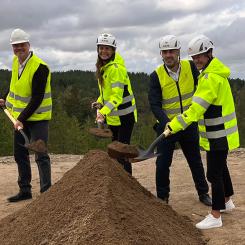 Första spadtaget, Slättmalm. 

Stefan Gustavsson, vd på Blooc, Jenny Bergendorff, vd HSB Bostad, Yusuf Aydin (KD), ordförande samhällsbyggnadsnämnden Botkyrka kommun, Carola Lavén, vd Ikano Bostad. Pressbild: HSB Stockholm
