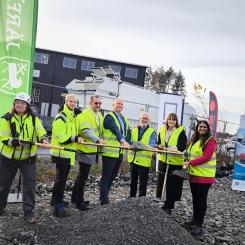 Spadtag för Truck Point Stäket tillsammans med fastighetsägaren JSR och de kommande hyresgästerna Botek, NTM Group och Thermo King. Pressbild: Järfälla Kommun