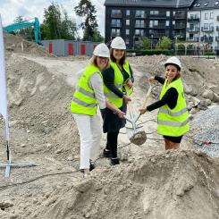 Fr v Johanna Frelin, vd Riksbyggen, Alicia Eriksson-Gardell, köpare i Brf Entrén och Parisa Liljestrand, kommunstyrelsens ordförande (M). Foto: Håkan Andersson