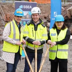 Första symboliska spadtaget med SKAB:s ordförande Hanna Clerkestam (L), VD för SSEA Christian Wieland och ordförande i utbildningsnämnden Soley Aksöz Lithborn (M).