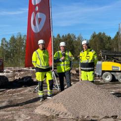 Nu har första spadtaget tagits för E.ONs nya flaggskeppsprojekt inom hållbarhet och innovation i elsystemet. Stationsbyggnaden uppförs i trä för minskat koldioxidavtryck och längre livslängd. All teknik är fri från isoleringsgasen SF6 – 23 500 gånger mer klimatpåverkande än koldioxid – och projektet använder klimatförbättrad betong, koldioxidreducerat stål, regenererad olja och återbrukade komponenter. Spaden hölls av Mats Tullgren, regionnätschef E.ON, Anders Johansson, kommunstyrelsens ordförande i Mönsterås och Jan Hintze, vd Omexom. Foto: Jakob Skarphagen, E.ON
