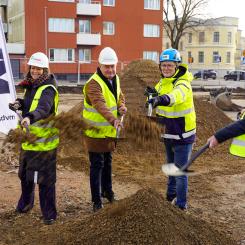 Det första spadtaget genomfördes tillsammans med Hemsö, MVB, Trelleborgs kommun och Forenede Care, som ska driva äldreboendet på Östergatan. Pressbild: Forenede Care