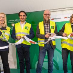 Bandklippning vid invigningen. Från vänster: Heidi Wold, kommunikationschef och Sohrab Moshiri, Head of Sales, St1 Biokraft, samt Anders Lönroth, mp, kommunalråd Huddinge och Jennie Albinsson, näringspolitisk expert Stockholms Handelskammare. Pressbild: St1 Biokraft