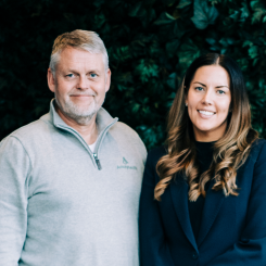 Stefan Fischlein och Sandra Lindström från Anolytech är en av flera aktörer på plats under mässan. I företagets monter presenteras lösningar för säker vattenhantering och information om Legionella. Foto: Anolytech
