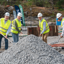 Hampus Bergman, projektledare på Derome BoPartner, Robert Falck (S), ordförande i Byggnads- och tillståndsnämnden i Sundbybergs stad, Roger Nilsson, projektchef på Niam, samt Martin D’Amore, medgrundare och affärsutvecklingschef på Storsala. Pressbild: Storsala