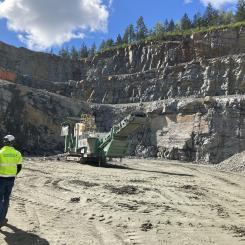 Swerock har fått förnyat tillstånd för bergtäkten i Hästeryd vilket innebär både en förlängning och en utökning av verksamhetsområdet. Foto: Swerock