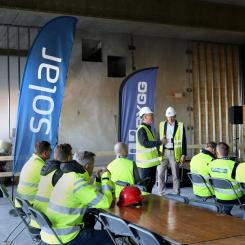 Nu är väggar och tak på plats på Solar Sveriges nya logistikcenter i Kumla. Foto: Solar