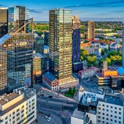Byggkranarna fortsätter att dominera delar av stadens centrum. Flera nya höghusprojekt planeras eller byggs redan i Tallinn, där efterfrågan på moderna kontor och exklusiva bostäder fortsatt är hög trots osäkerhet i Europas ekonomi. Foto: Screendumb, Symbolbild. Tallinn Trade Centre