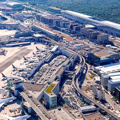 Frankfurt-flygplatsens tredje gaffelliknande terminal syns till vänster i bilden. Foto: Frankfurt am Mains flygplats.