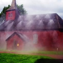 Den omistliga medeltida träkyrkan i Älgarås skyddas av vattendimman både internt och externt. Bild: Ultra Fog.