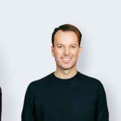 Marianne Gjertsen Ebbesen, koncerndirektör för bostadsutveckling trähus, OBOS representant i Odevos styrelse. Daniel Larsson, VD på Odevo. Ingunn Andersen Randa, koncerndirektör och ansvarig för OBOS aktieinvesteringar. Foto: OBOS