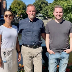 Titti Öhrstedt tillsammans med Per-Erik Knapp, vd, och Gustav Litsfeldt. Foto: Structor.