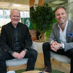 Tomas Bäckstadi, InmatiQ och Per Törling, Sales Manager på Schneider Electric. Pressbild: Schneider Electric Sverige