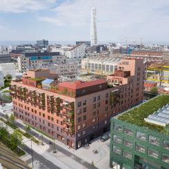 Kvarteret Triton ligger i Västra Hamnen, med närhet till centralstationen, havet och centrala Malmö.