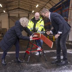 Nu är Byggåterbruket Umeå officiellt invigt av kommunalrådet Janet Ågren, S och Christoffer Jonsson, ABC Umeå assisterade av Ola Lundgren, enhetschef för Arena för prävning/Returbutiken i Umeå. Foto: Fredrik Larsson