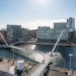 Varvsbron knyter ihop Oceanhamnen med Helsingborgs centrum och vann Silverbalken 2023. Tretusen ståldetaljer med individuell geometri producerades för bron. Foto: Lotta Wittinger