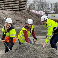 Ann-Christine Sommer, projektledare Västtrafik, Emma Johansson, projektledare Intea och Christer Larsson, regionschef Serneke tog första spadtaget vid Falköpings depå. Foto: Intea