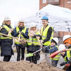 Vid Skyttelns spadtag deltog både vuxna och barn i grävandet. Foto: illa produktionsbolaget