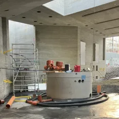 Vid södra entrén mot Vikenområdet syns massorna som nu är på plats. Snart ska den stora trappan gjutas. Foto: Trafikverket