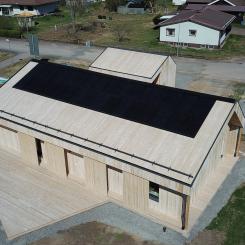 Solcellerna på huset genererar runt 10 000 kWh/år och det betalar tillbaka koldioxidskulden för huset på 10 år. Fotograf: David Elfving