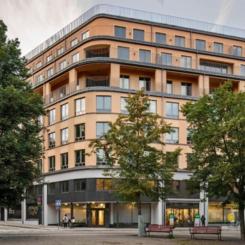 Brf Vintertullstorget på Södermalm i Stockholm, är ett lyckat exempel på om- och tillbyggnad, där ett kontorshus med showroom för bilar från 1980-talet nu hyser bostäder och verksamheter. Pressbild: Chalmers