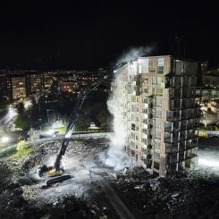 Volvo High Reach i aktion, rivningen av höghusen Snusdosan och Spottkoppen i Kiruna. Foto: Hans Olof Utsi