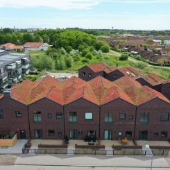 Kvarteret Sockergränden består av ett fristående LSS-boende och fyra radhus. Foto: Mikaela Bjarve/Emrahus.