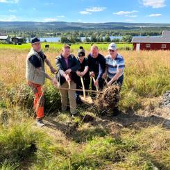 Spadtagsceremoni i Funäsdalen. Från vänster: David Butchert (Lärkängens Bygg), Lars Gunnar Nordlander (kommunalråd, Härjedalens kommun), Johan (framtida hyresgäst på boendet), Robin Berkhuizen (VD, Emrahus) och Jonny (framtida hyresgäst på boendet)