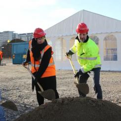 Kommunstyrelsens ordförande Katrin Stjernfeldt Jammeh tar det symboliska första spadtaget tillsammans med Juan-Tadeo Espitia, ordförande gymnasie- och vuxenutbildningsnämnden och Magnus Persson, vice vd Skanska Sverige. Foto: Malmö stad