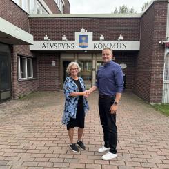 Yvonne Westerlund, konceptägare för Vivum på Riksbyggen och kommunstyrelsens ordförande Johan Dahlqvist. Foto: Riksbyggen